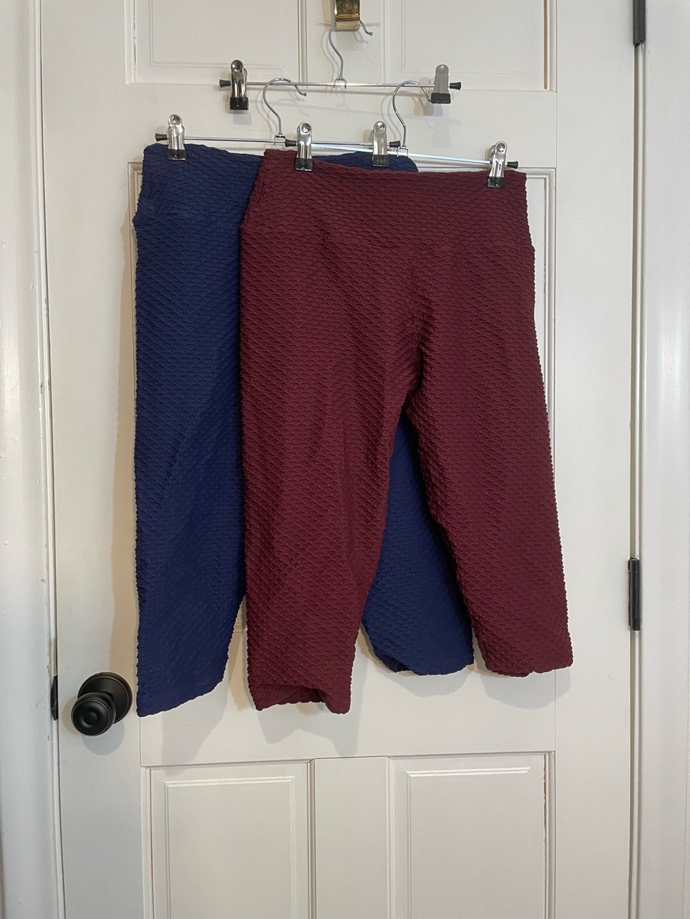 Booty by Brabants lot of 2 Textured Capri Leggings in Navy and Burgundy Curvy